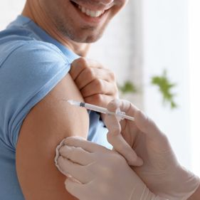 Infirmier faisant une vaccination